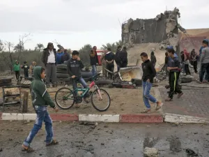 Palestinians stand next to the remains of a building, that was destroyed following an Israeli air strike, in Khan Yunis in the southern Gaza Strip on November 12, 2018. (SAID KHATIB / AFP)