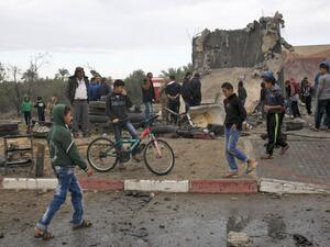 Palestinians stand next to the remains of a building, that was destroyed following an Israeli air strike, in Khan Yunis in the southern Gaza Strip on November 12, 2018. (SAID KHATIB / AFP)