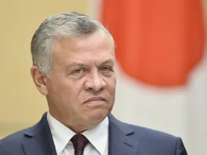 Jordan King Abdullah II (L) speaks during a joint press conference held after the Japan-Jordan Summit Meeting at the prime minister office in Tokyo on November 27, 2018. (David MAREUIL / POOL / AFP)


