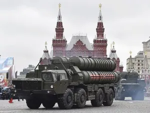 Russian S-400 missile defense system during a Victory Day military parade in Moscow's Red Square. (AFP/Natalia Kolesnikova)