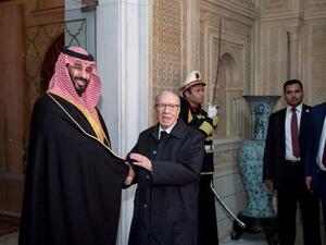 Tunisian President Beji Caid Essebsi (R) shakes hands with Saudi Arabia's Crown Prince Mohammed bin Salman. (AFP/File)
