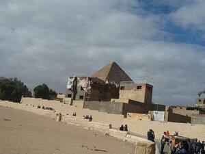 An illegal hotel near the Giza pyramids. (Twitter)