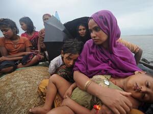Rohingya Muslims trying to cross the Naf river into Bangladesh to escape sectarian violence in Burma. (AFP)
