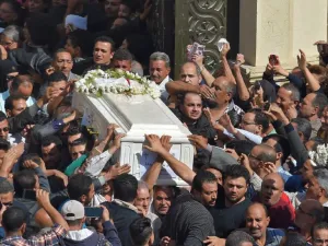 Coptic Christians carry the coffin of a victim killed in an IS-claimed attack that took place on Friday against pilgrims in Egypt's Minya province. (AFP Photo/MOHAMED EL-SHAHED )