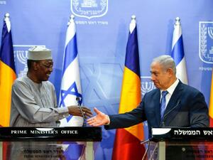 Israeli Prime Minister Benjamin Netanyahu (R) shakes hands with Chadian President Idriss Deby Itno at a joint statements in Jerusalem November 25, 2018 (AFP)