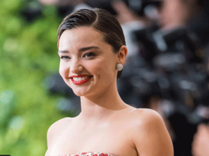 اشتهرت عارضة الأزياء الحسناء "ميراندا كير" بملامحها الرقيقة وذوقها الناعم بالأزياء