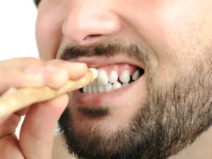 السواك يزيل التكلسات والبقع الصفراء على الأسنان

