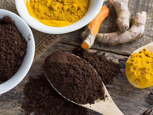 اخلطي القهوة والكركم جيدًا ثم افركي جسمك بها (shutterstock.com)
