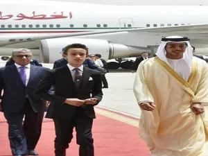 ولي العهد المغربي لحظة وصوله الإمارات