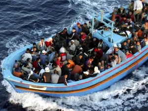 نحو 34 مهاجرا لقوا حتفهم في تحطم سفينة في غرب البحر المتوسط 