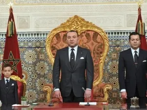 العاهل المغربي محمد السادس والى اليسار ابنه الامير مولاي الحسن والى اليمين اخوه الامير مولاي رشيد