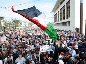 آلاف المغاربة يخرجون في مظاهرات سلمية في شوارع الرباط والدارالبيضاء 