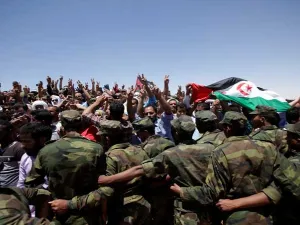 المئات من أبناء الصحراء الغربية يرددون هتافات تنادي بالاستقلال