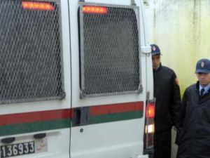 الشرطة تنقل المتهمين للمحكمة/أ.ف.ب