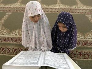 عبأت السلطات مئات الآليات لفك العزلة وتخليص الطرق من الثلوج