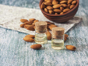 يعتبر زيت اللوز مثالياً لمنع ظهور علامات التقدم في السن
 يعتبر زيت اللوز مثالياً لمنع ظهور علامات التقدم في السن