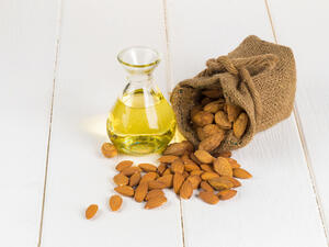 يساعد زيت اللوز في تخفيف الالتهابات والحكّة واحمرار البشرة