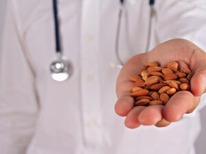 من مصادر فيتامين ب17 اللوز