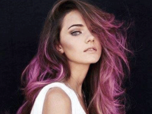 يجب أن نختار اللون المناسب الذي يلائم لون الشعر الطبيعي والبشرة