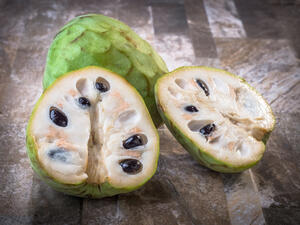 فاكهة القشطة تمتلك قدرة مذهلة على قتل نمو الخلايا السرطانية في الجسم