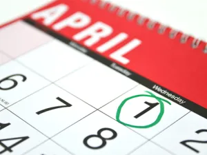 يعد الأول من إبريل يوم المقالب والكثير من الأكاذيب
