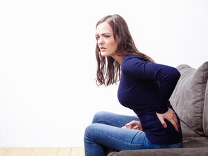 تأكدي أن أكتافك تشبه المربع وأنها ليس منحنية على الأمام

