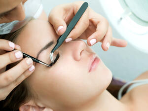 الرموش تتسبّب بالحساسية وقد تفضي لاحمرار العينين وكثرة الدموع والحكة