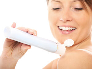 ظهور الحبوب والاحمرار على البشرة مشكلةً تواجهها معظمُ السَّيدات

