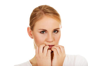 التوتر النفسي قد يدفع الكثير من الفتيات إلى قضم أظافرهنّ