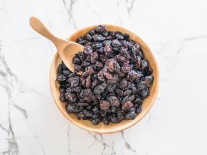 الزبيب الأسود يعالج أمراض الرئة، والروماتيزم، والملاريا

