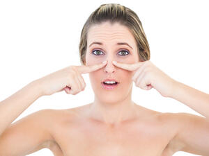 يعاني الكثير من الناس من مشكلة الرؤوس السوداء خاصة في منطقة الأنف
 يعاني الكثير من الناس من مشكلة الرؤوس السوداء خاصة في منطقة الأنف