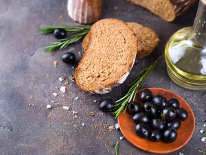 تعتبر تناول زيت الزيتون مع الخبز وجبة جيدة لصحة القلب

