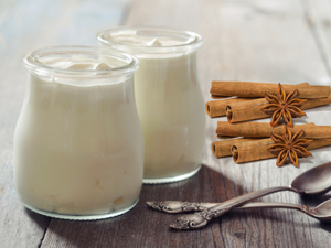 القرفة باللبن  يعالج بشكل فعال البرودة المزمنة في القدمين واليدين