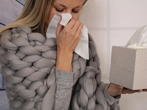 من أسباب سيلان الأنف تقلّبات الطقس المختلفة