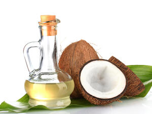 يعمل زيت جوز الهند على تحسين نمو الشعر
 يعمل زيت جوز الهند على تحسين نمو الشعر