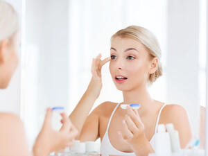 يجب غسل اليدين قبل وضع العدسات
