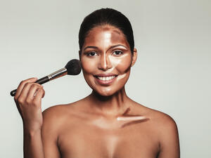 الكونتور هو تقنيةٌ فنيّةٌ لنحت الوجه تغني عن عمليّات التّجميل