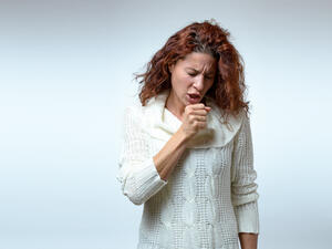 ينبغي استشارة الطبيب إذا كان السعال مصحوباً بحمى أو ضيق في التنفس

