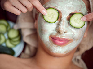  يعمل الخيار على تفتيح بشرتك والتخلص من البقع الداكنة