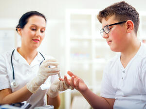 شرب ما لا يقلّ عن ليترين من الماء بين الإفطار والسحور