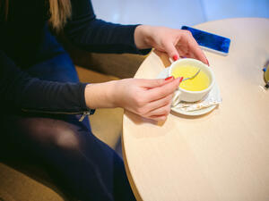 يُساعد شرب الزنجبيل في حلّ مشاكل اضطرابات المعدة والغثيان

