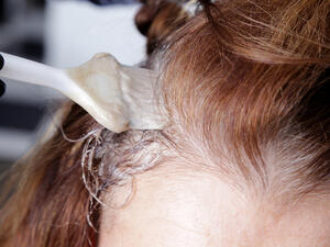 تترك الصبغة على جذور الشعر الداكن اللون من 20 إلى 30 دقيقة

