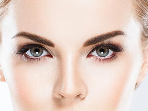 الشيخوخة مع العمر يزداد جفاف الشعر ويصبح ضعيفاً وسهل التساقط الشيخوخة مع العمر يزداد جفاف الشعر ويصبح ضعيفاً وسهل التساقط