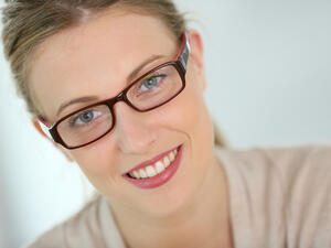 قم بغسل وجهك بشكل يوميًا، ثم بعدها قم بمسح الآثار بقطنة مبللة باللبن