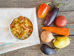 بعض الخضروات التي فقدت طزاجتها، قطعيها وادمجيها في حساء منستروني.