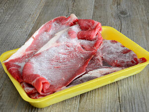 لا تجمدي اللحوم كقطعة واحدة واحرصي على تقسيمها وفصلها في أكياس
