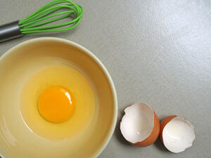 من فوائد أكل البيض النيئ تحسين الدورة الدموية في الجسم

