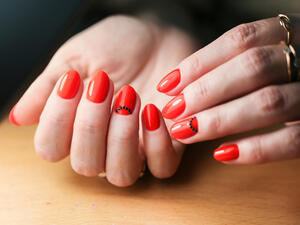 عند وضع جل طلاء الأظافر ينصح بوضع واقي للشمس على اليدين