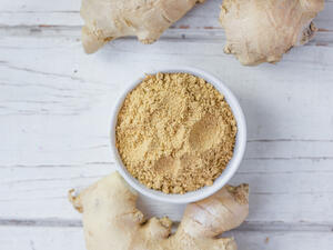 تتعدد فوائد الزنجبيل حيث يقوم بعلاج الغثيان ومشاكل الجهاز الهضمي