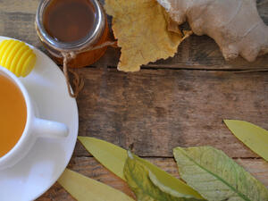 العسل المخلوط بالزّنجبيل يساعد في معالجة حالات الصداع المزمن